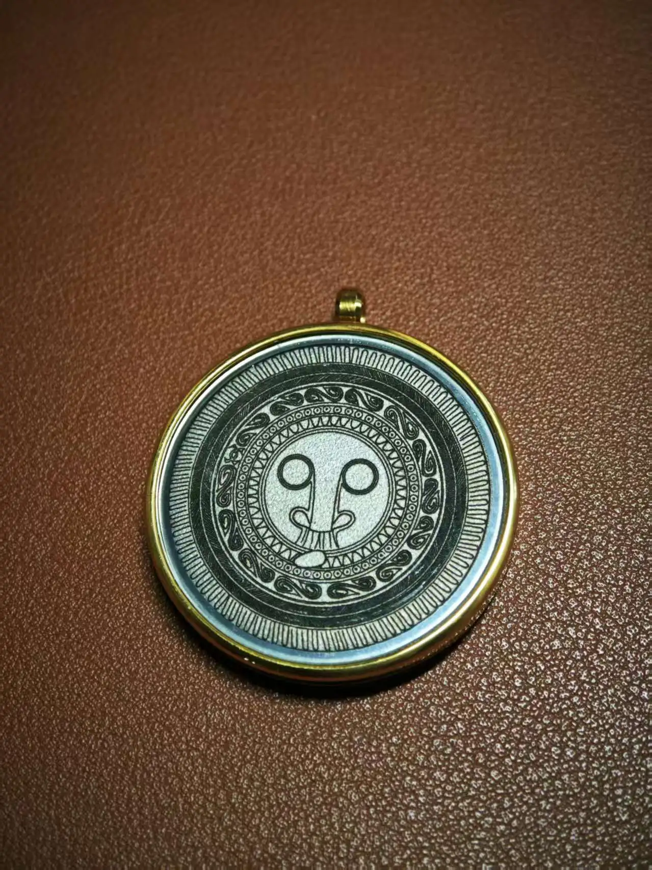 云南曲靖八塔台出土文物戴扣纹样纪念币 image 2
