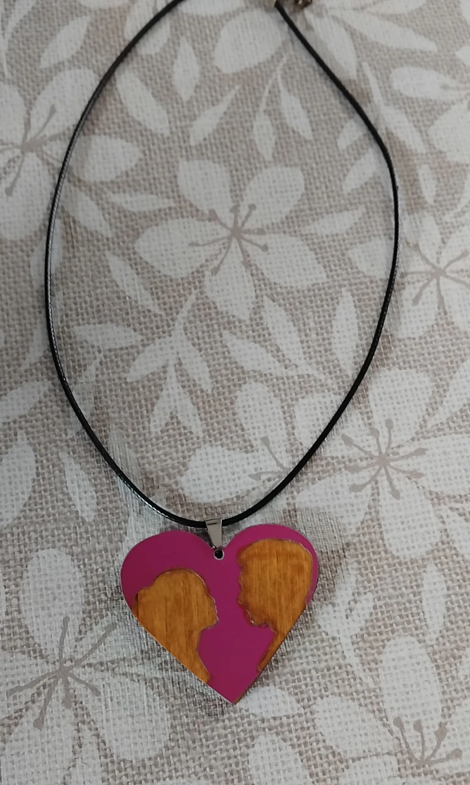 Création d'un bijou pendentif composé de métal et de bois. image 2