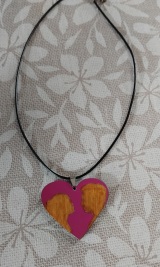 Création d'un bijou pendentif composé de métal et de bois. thumbnail 2