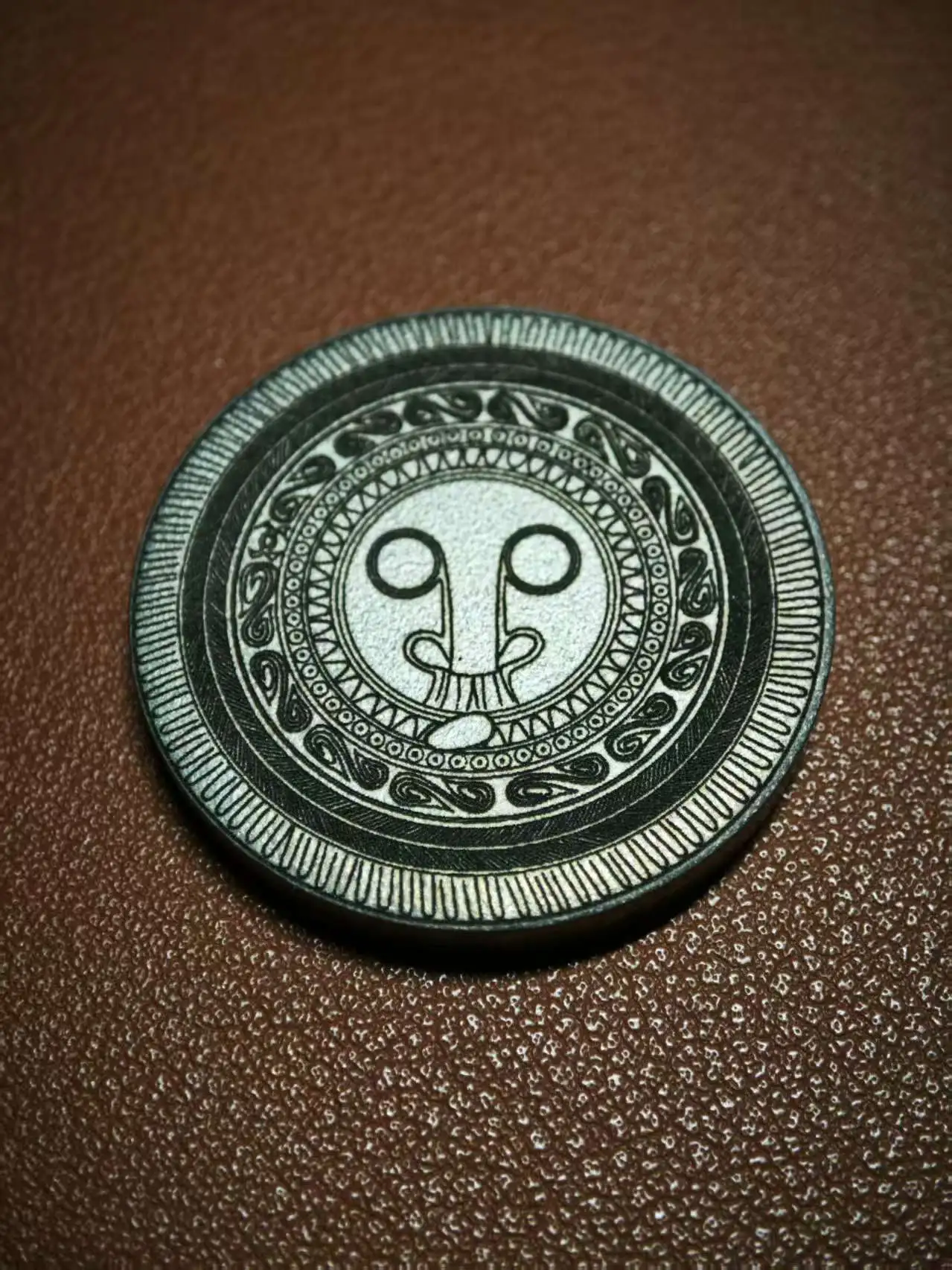 云南曲靖八塔台出土文物戴扣纹样纪念币 image 1