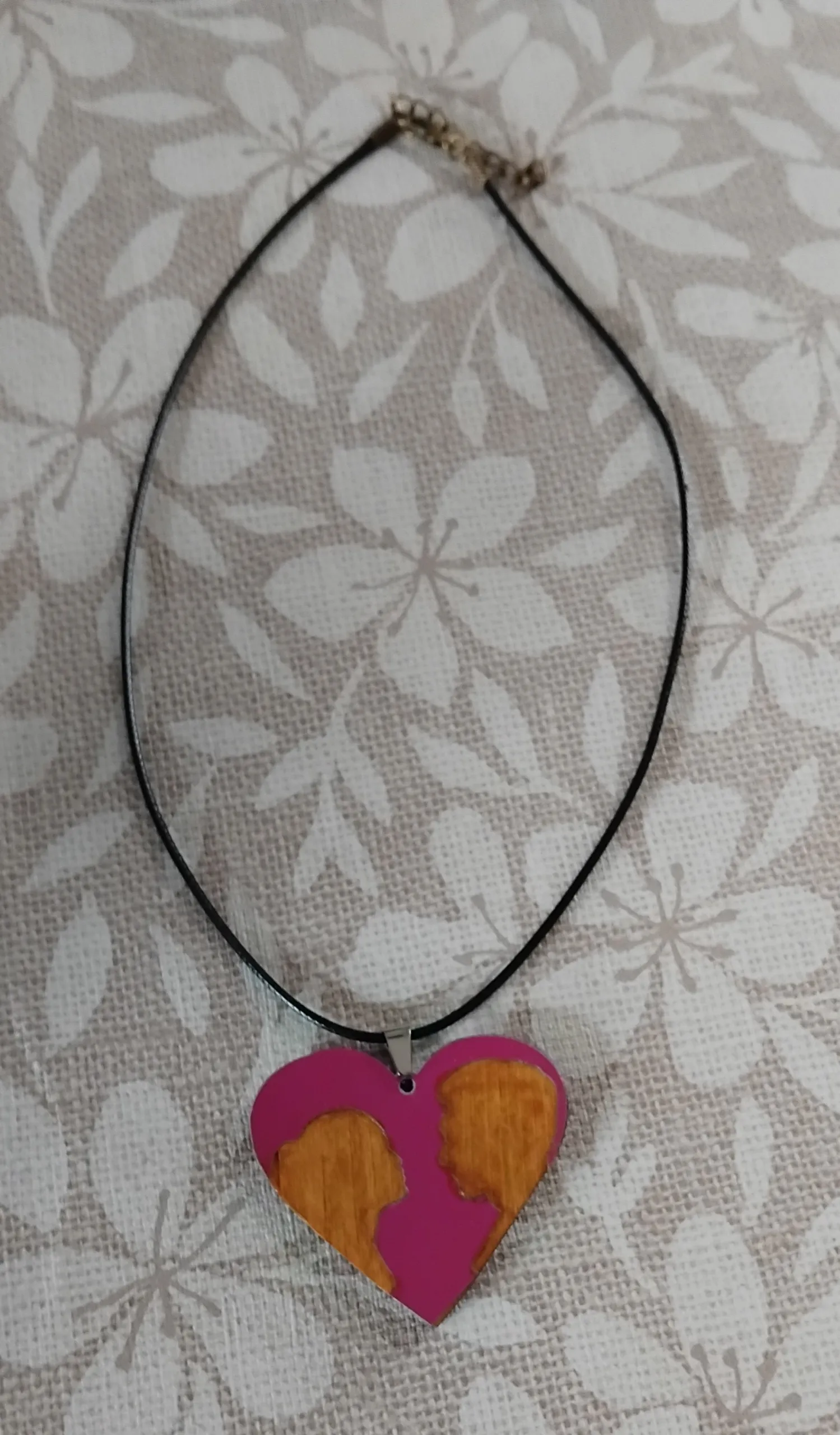 Création d'un bijou pendentif composé de métal et de bois. image 3