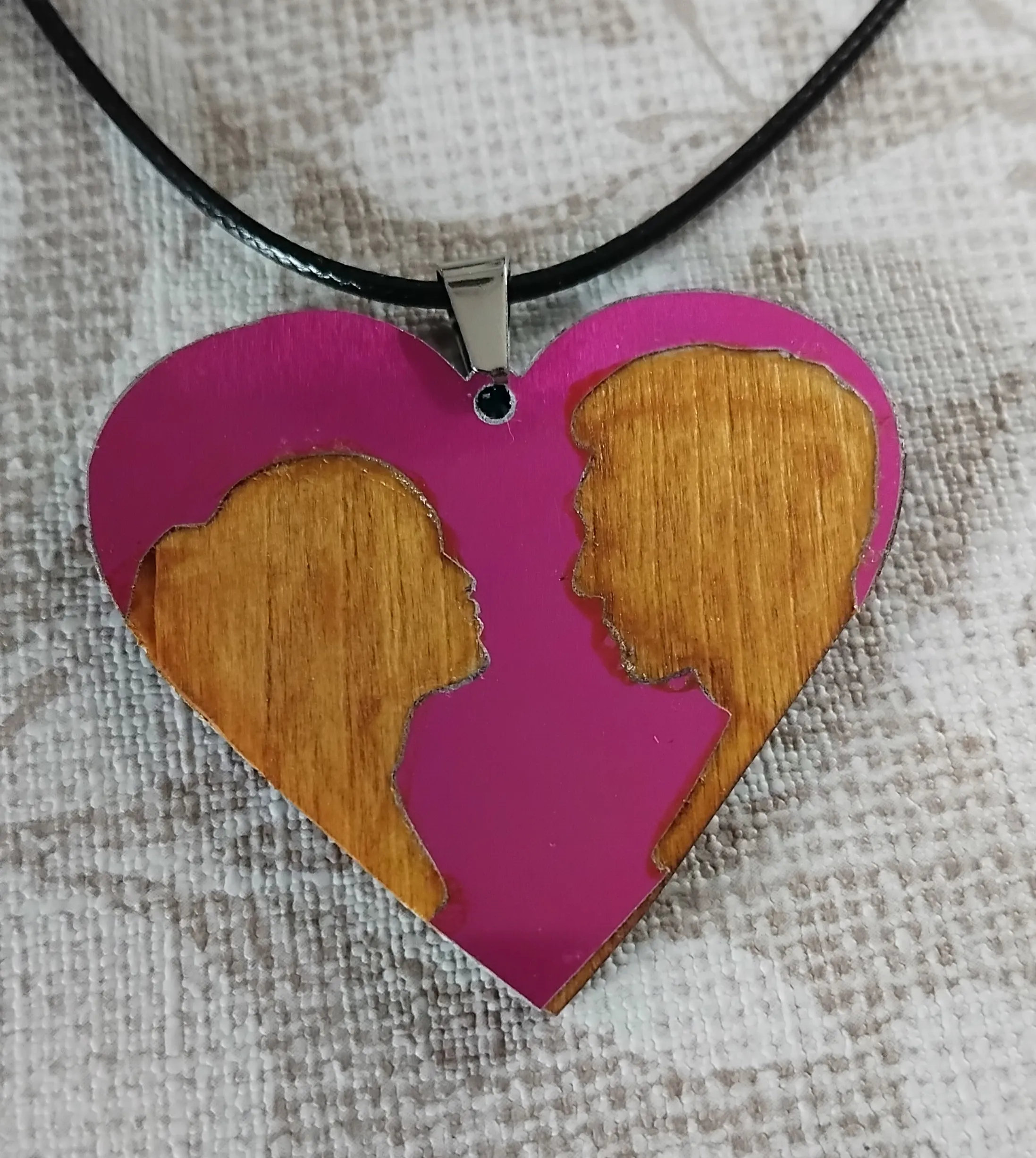 Création d'un bijou pendentif composé de métal et de bois. image 1